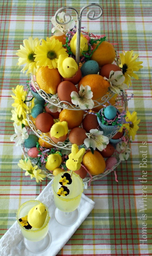 διακόσμηση λουλουδιών στο Πάσχα κίτρινα φυτικά λουλούδια τραπεζομάντιλα αυγά Πάσχα