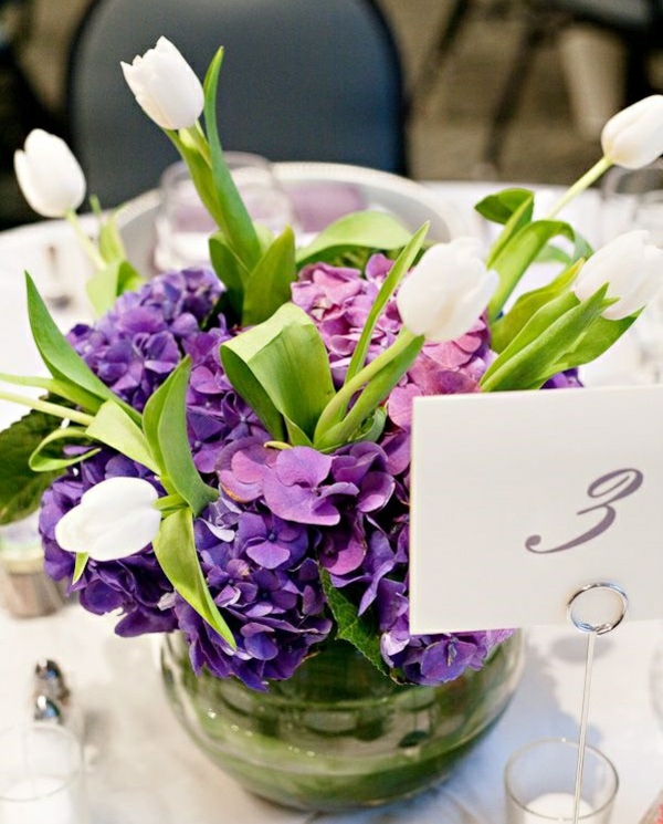 gėlių patiekalai daro elegantišką stalių apdailą su tulpėmis