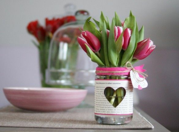 Blomster arrangementer selv gør bord dekoration ideer med tulipaner
