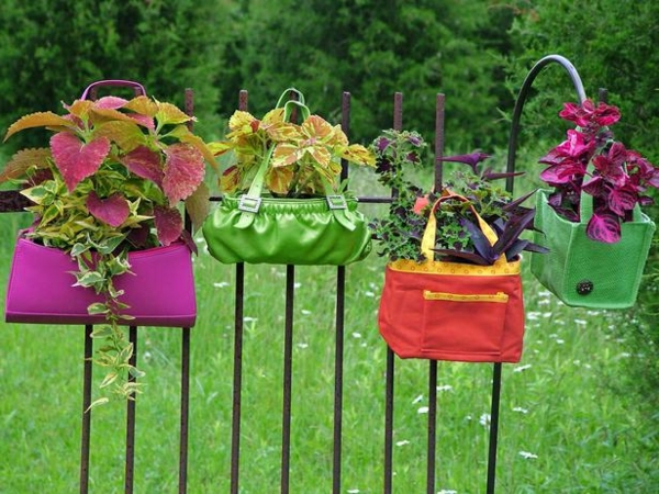 Pots de fleurs de vieux sacs