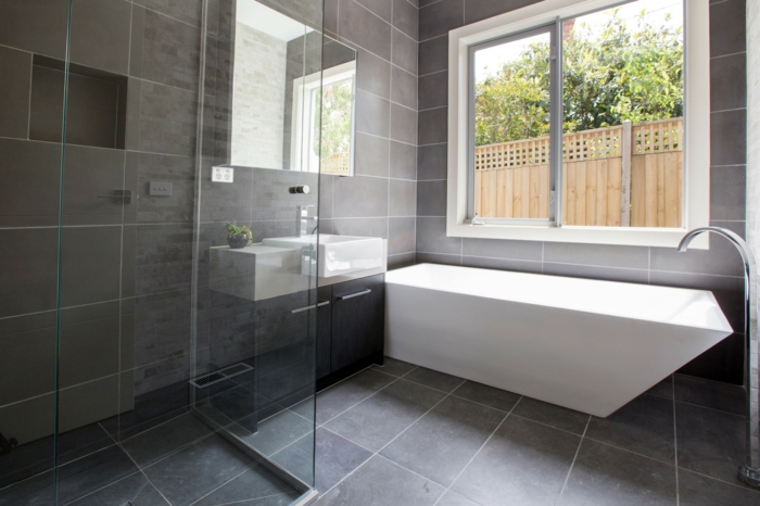 gulvbelægning badeværelse grå gulvfliser fancy badekar vindue