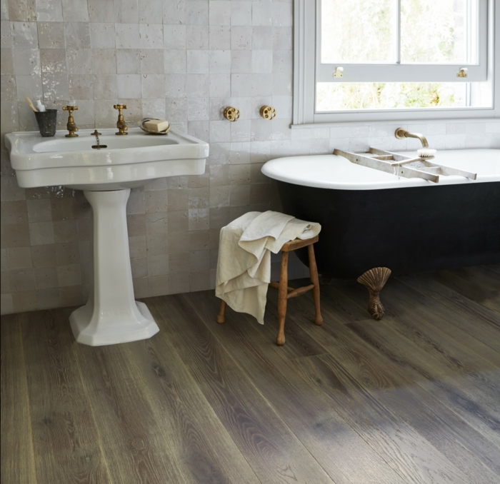 vloeren badkamer houten bijzettafel badkuip wandtegels