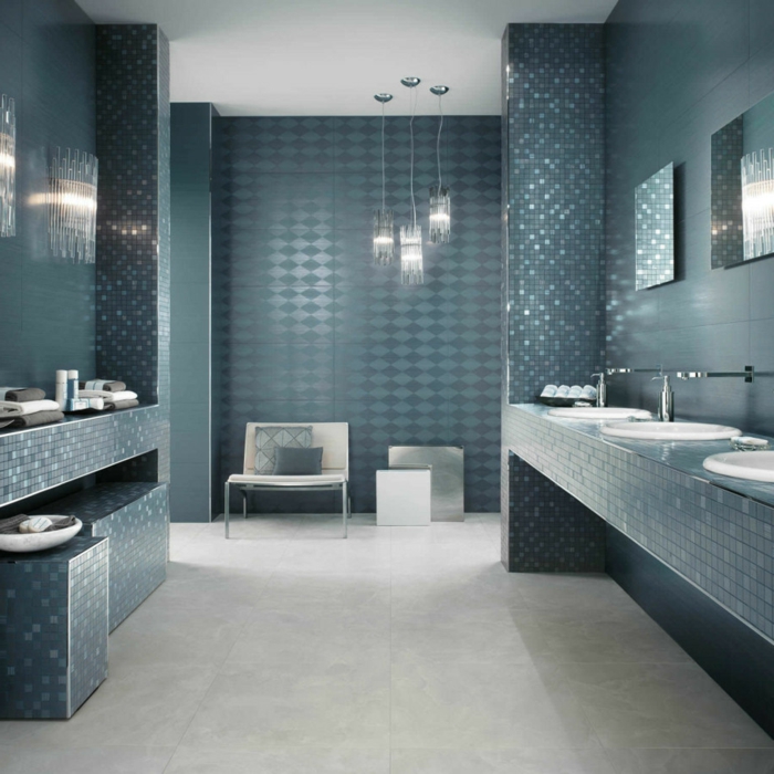 bevloering badkamer lichte vloertegels blauwe wandtegels mozaïek