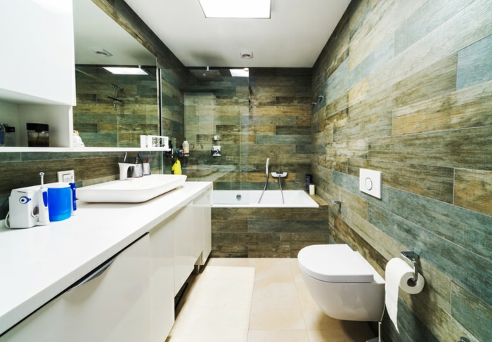 gulvbelægning badeværelse lyse gulvfliser farvet væg fliser spejl
