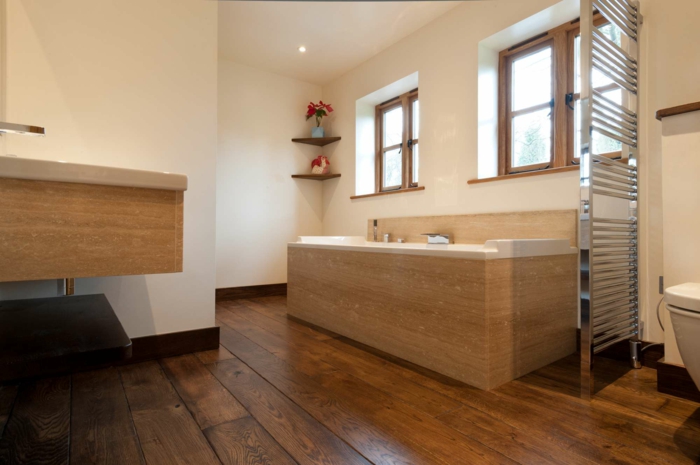 подова настилка баня дървена вана светли стени