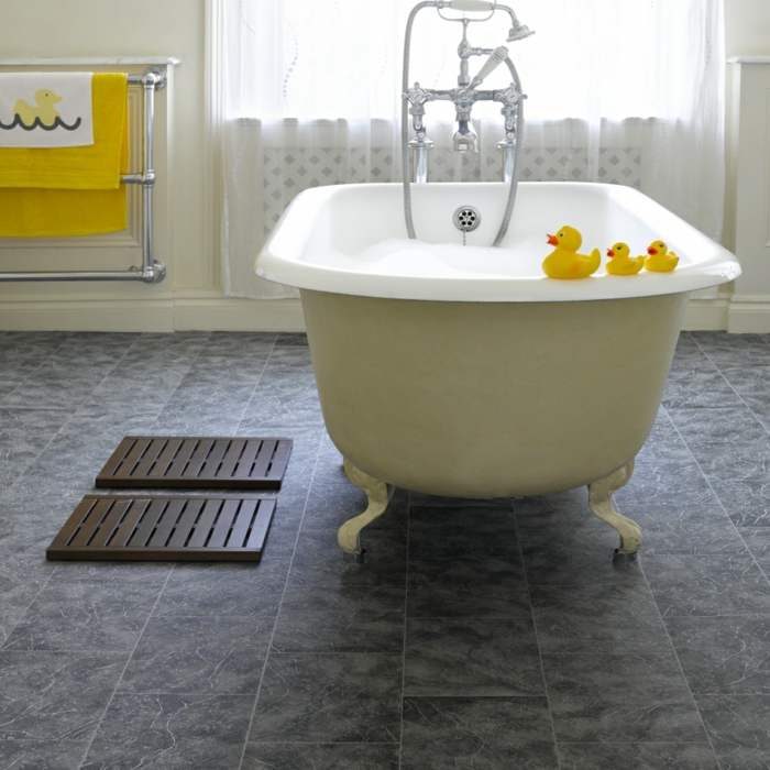 bevloering ontwerp badkamer badideen vinyl vloer vrijstaande badkuip