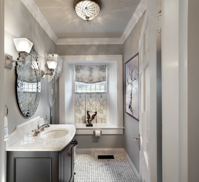 gulv design badeværelse møbler lys grå vægge væg spejl væglamper