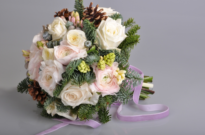 mariée bouquet mariage roses cônes des branches de pin