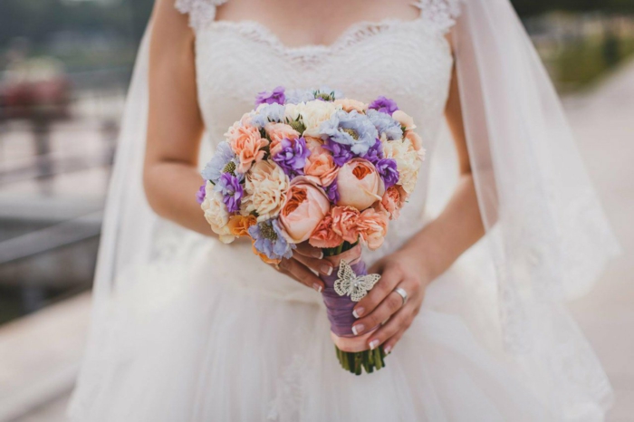 νύφη μπουκέτο γαμήλιο φόρεμα γαρίφαλα τριαντάφυλλα πεταλούδα