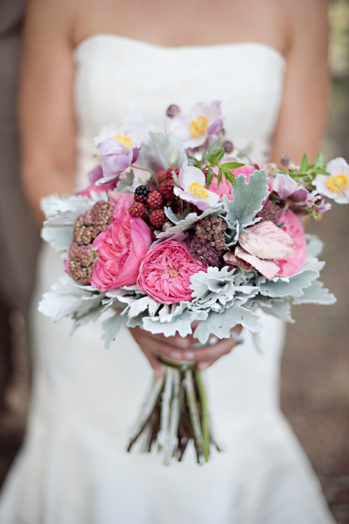 nevěsta kytice pivoňky ostružiny letní květiny svatební šaty
