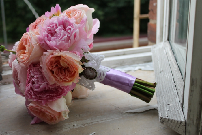 nevěsta kytice vinobraní svatební pivoňky krém růžový