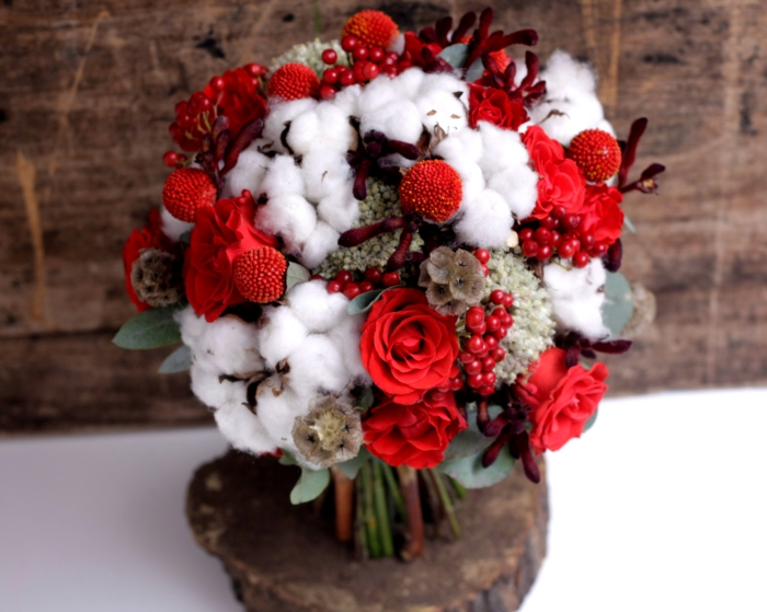 nevěsta svatební bavlna červené růže bobule kytice