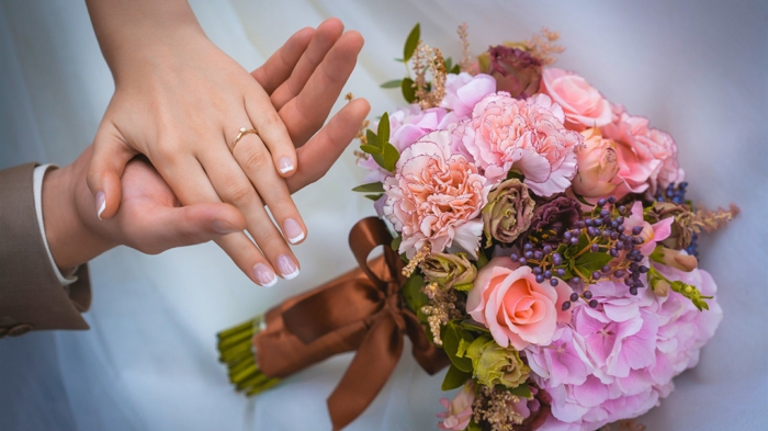 булка сватба младоженеца сватба букет букет карамфили рози хортензия