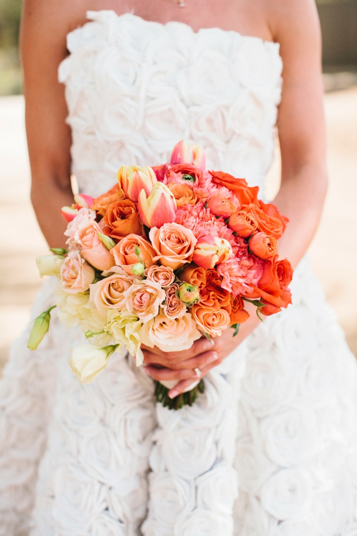 mariée mariage robe de mariée sans bretelles longues roses tulipes