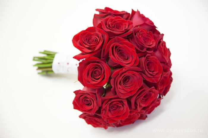 brude røde roser buket bryllup klassiker