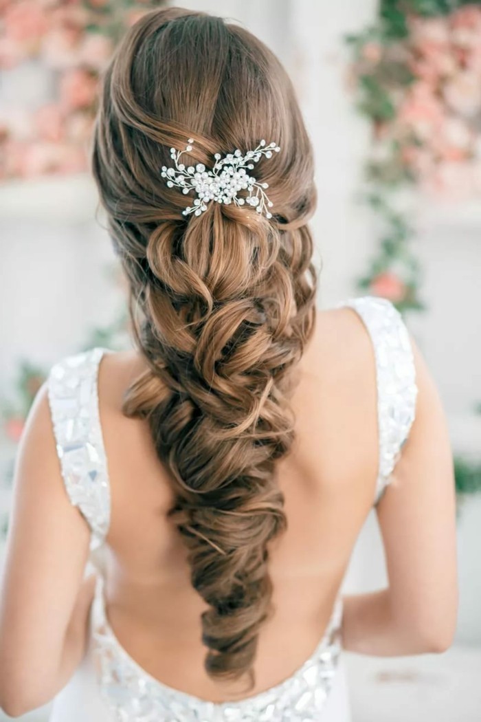 تسريحات الشعر الزفاف تسريحة غير عادية للشعر الطويل مع الحلي الشعر