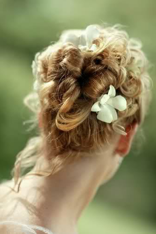 brude frisurer med blomster fastgjort og krøllet