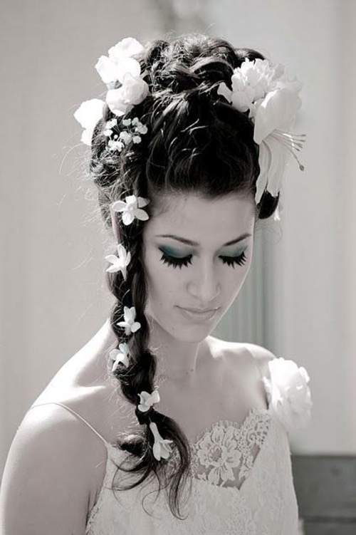 brude frisurer med blomster løs fletning og retro kjole