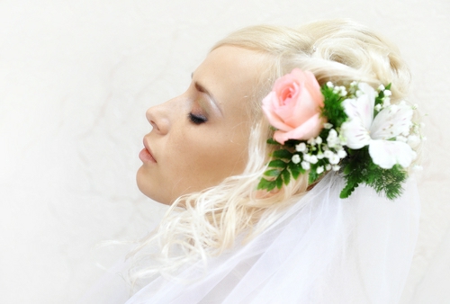 νυφικά hairstyles με λουλούδια τριαντάφυλλο lilium και φτέρη