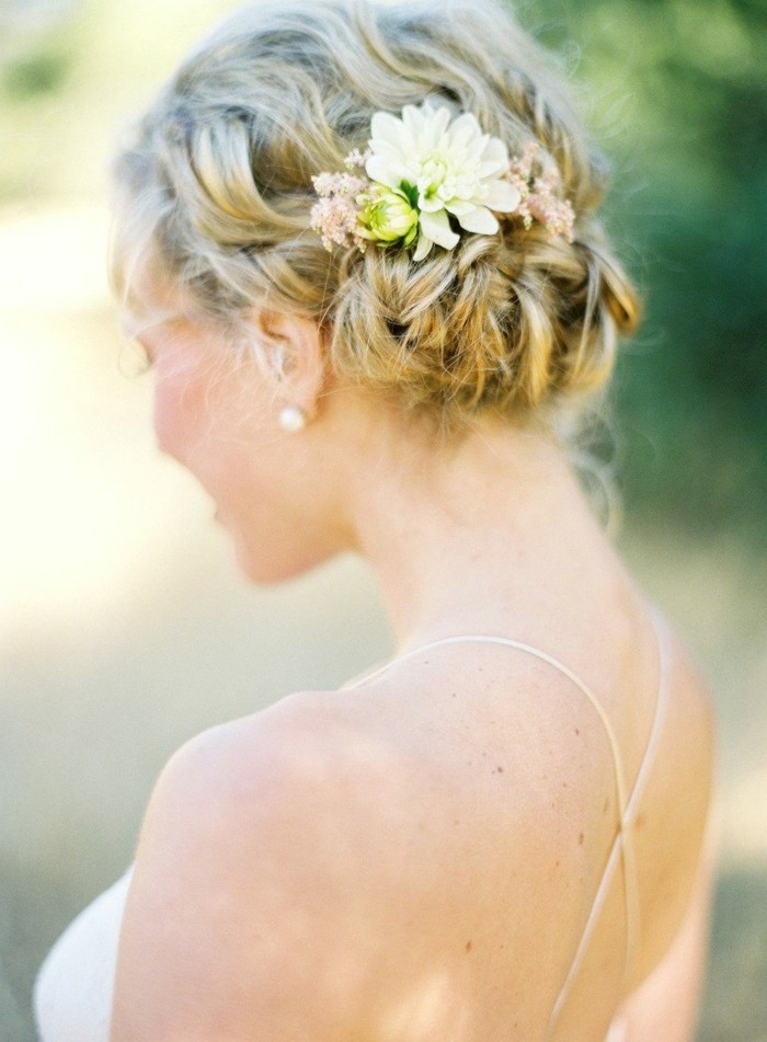 新娘发型辫子与鲜花