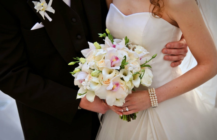 сватбена рокля младоженец булка кала орхидеи перли