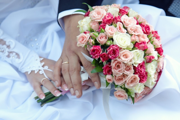 svatební šaty ženich nevěsta růžové snubní prsteny