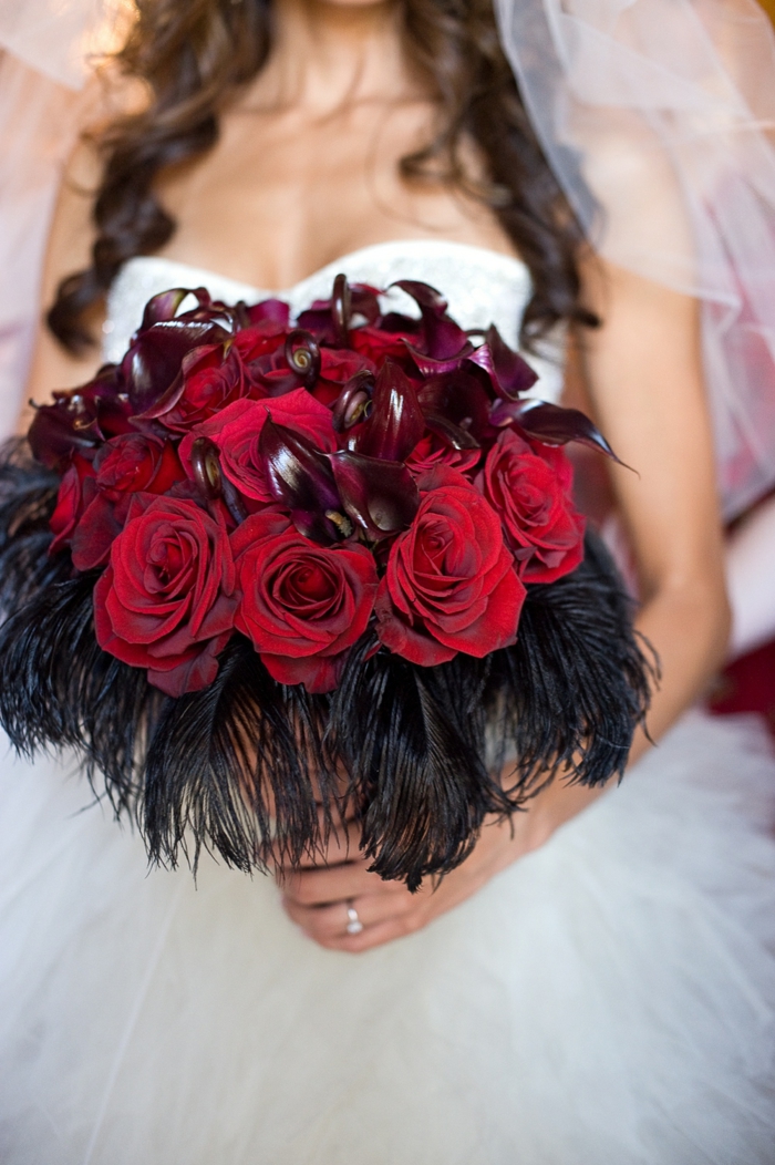 robe de mariée à long voile rouge roses plumes callas