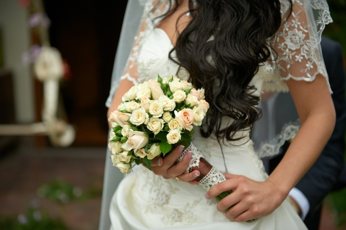 νυφικό μακρύ πέπλο δαντέλα μικρή νύφη γάμου τριαντάφυλλα
