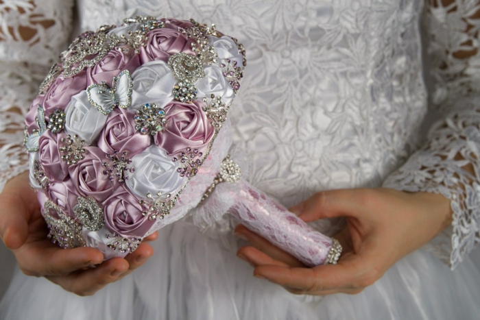 robe de mariée broderie broches de mariage bijoux strass papillons