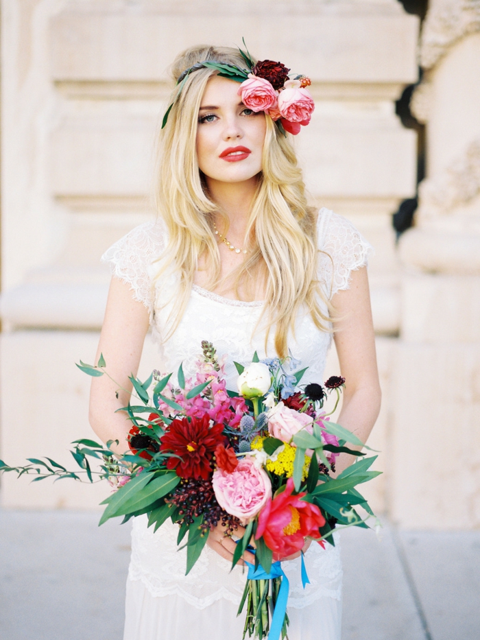 сватбена рокля реколта сватбени цветни цветя папагали от гербери