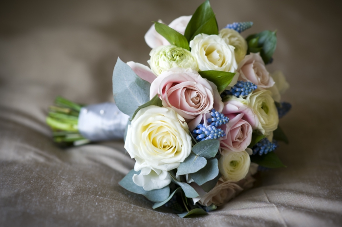 vestuvių puokštė šviežios gėlės rožės pavasario gėlės vestuvės