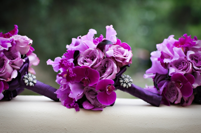 νυφικό μπουκέτο μοβ τριαντάφυλλα μοβ ορχιδέες καρφίτσα στρας