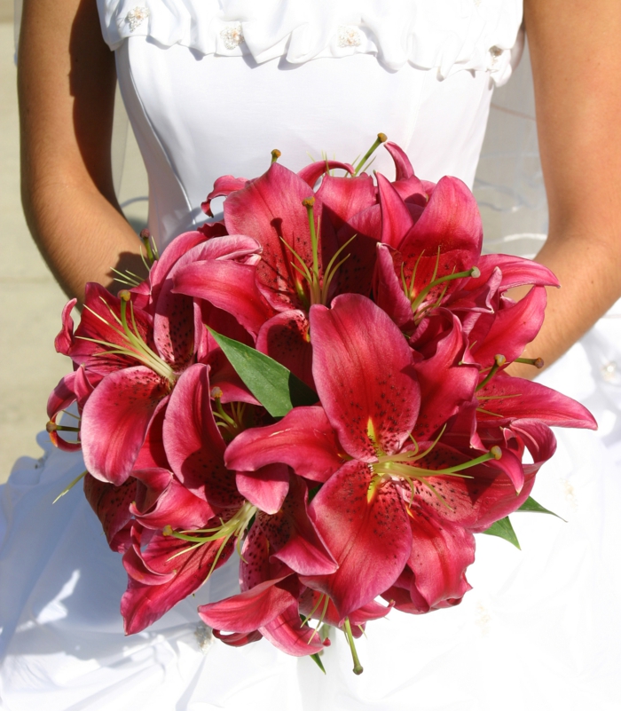 mariée bouquet lys rose robe de mariée célébrant le mariage