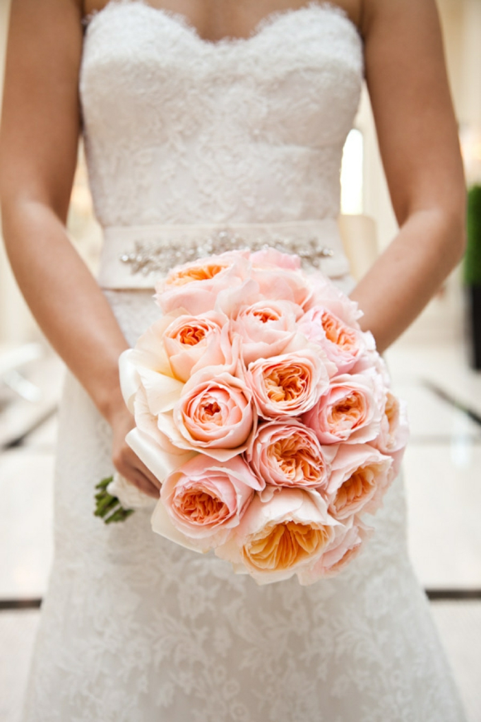 svatební kytice oranžové pivoňky svatební šaty