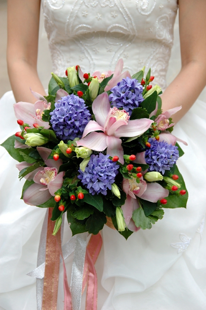 vestuvių puokštė orchidėjos hiacintai mėlyna vestuvių suknelė