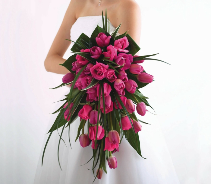 bouquet de mariée roses roses tulipes robe de mariée