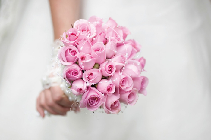 新娘花束的玫瑰珍珠婚礼礼服婚礼庆典
