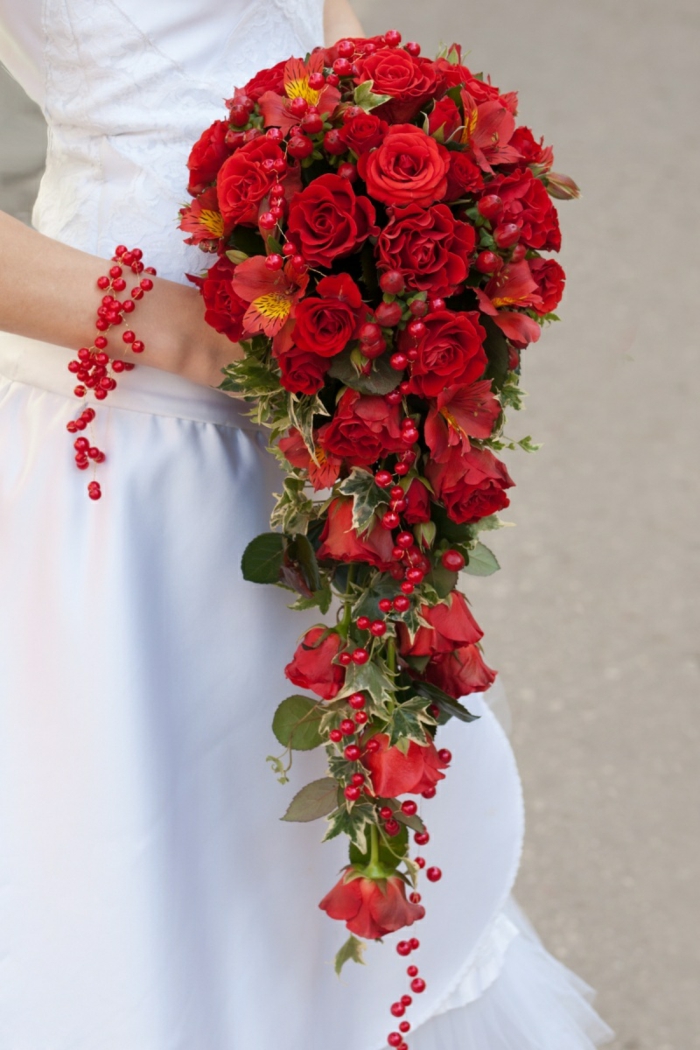 булчински букет червени рози бръшлян сватбена рокля