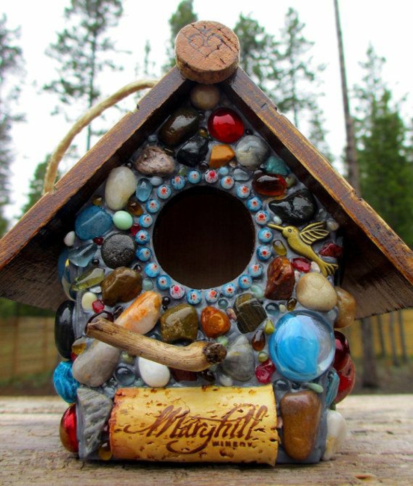 dřevěný dům mozaika zahradní nápady dekorace ptáků krmení