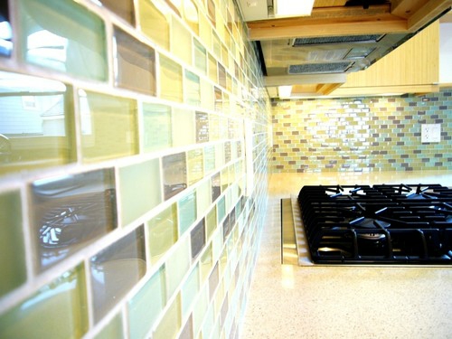 fargerik glass kreative kjøkken speil ideer design kjøkken