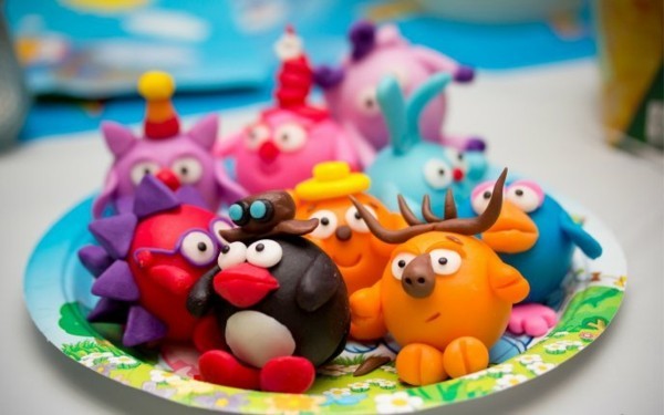 kleurrijke figuren sleutelen aan ambachtelijke ideeën van polymeerklei voor kinderen