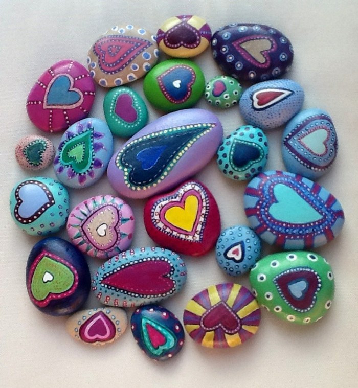 barevné srdce na kamenech malíků pro děti