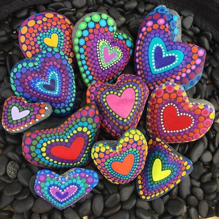 боядисвайте цветни сърца на камъни на ръка