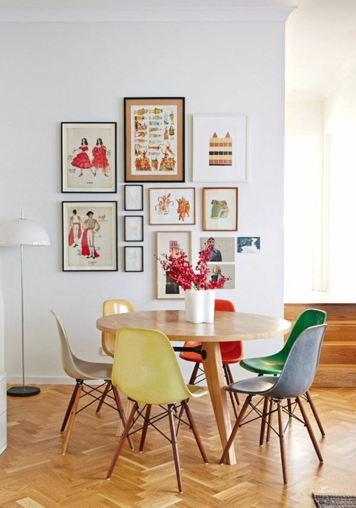 πολύχρωμη κουζίνα έτοιμη χρωματιστές καρέκλες στρογγυλή τραπεζαρία