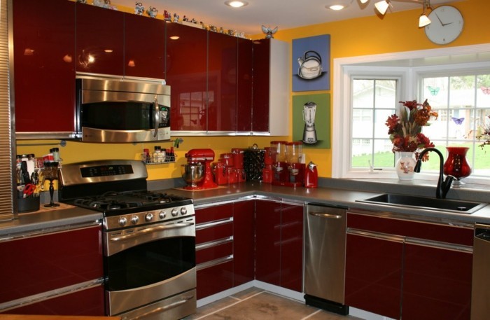 πολύχρωμη κουζίνα κίτρινο τοίχους σκούρο κόκκινο ντουλάπια κουζίνας όμορφη τοιχογραφίες