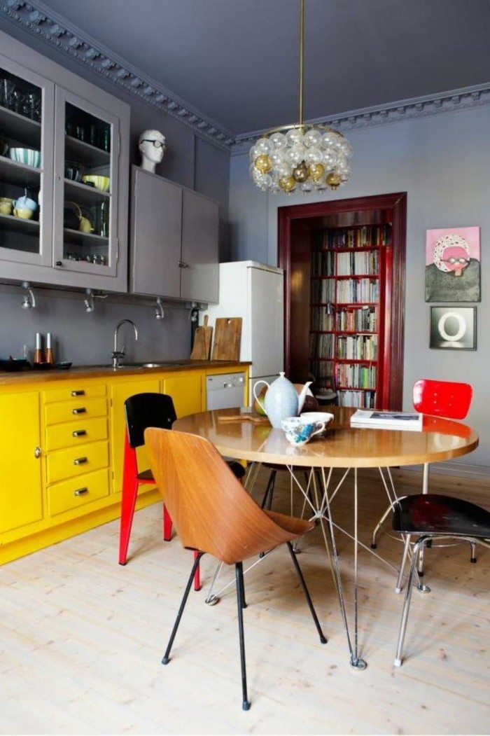 πολύχρωμες ιδέες κουζίνας κίτρινες ντουλάπες κουζίνας καρέκλες τραπεζαρίας