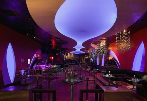 Цветни светлини осветление таван ресторант градски стил