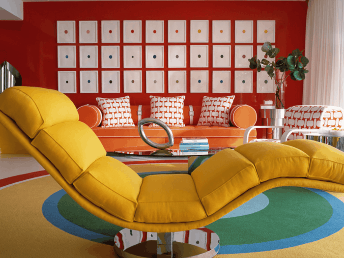 πολύχρωμα έπιπλα σπίτι διακόσμηση κίτρινη καρέκλα κόκκινο τοίχο πορτοκαλί καναπέ