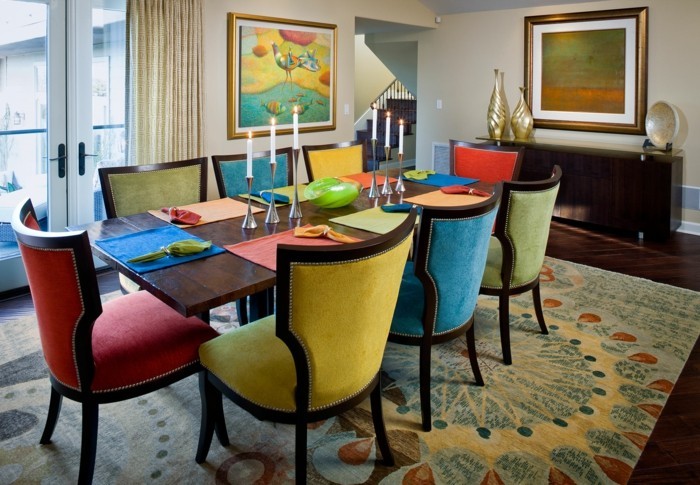 πολύχρωμα έπιπλα τραπεζαρία καρέκλες χαλί μακρά κουρτίνες