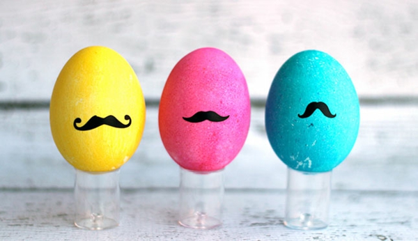 oeufs de Pâques colorés décorer Pâques décoration idées bricoler moustache